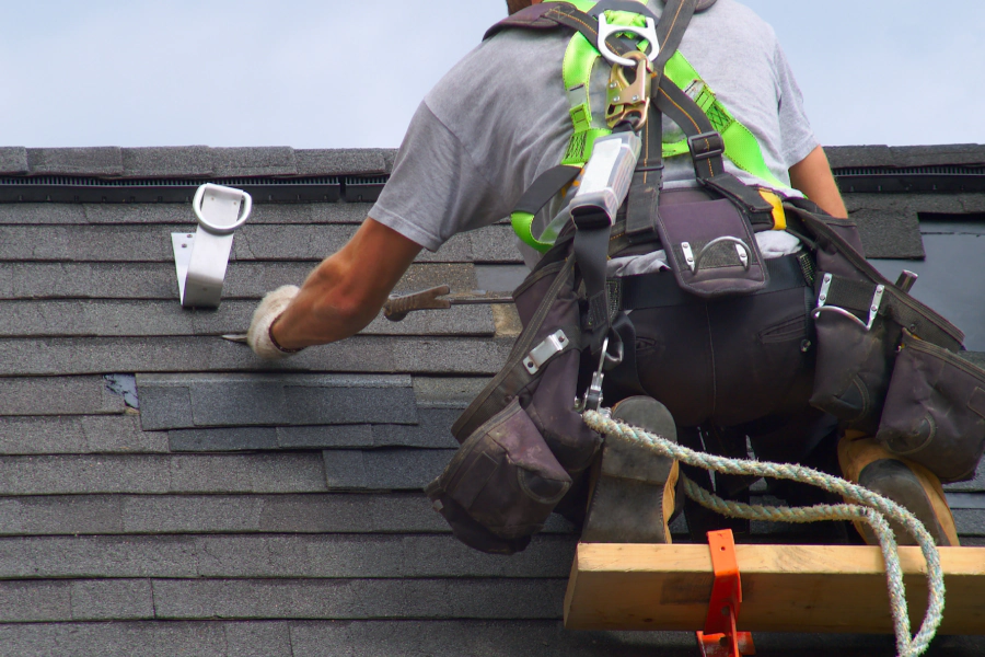 roofer with harness